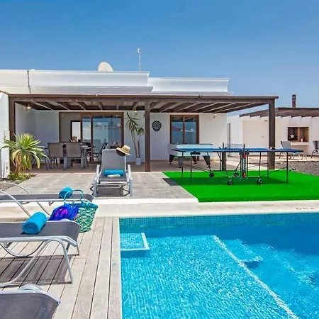 Villa Playa Blanca Sleeps 6 Pool Air Con Wifi *